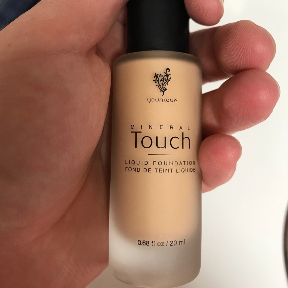 Younique foundation velour used 3 times (9 drops)